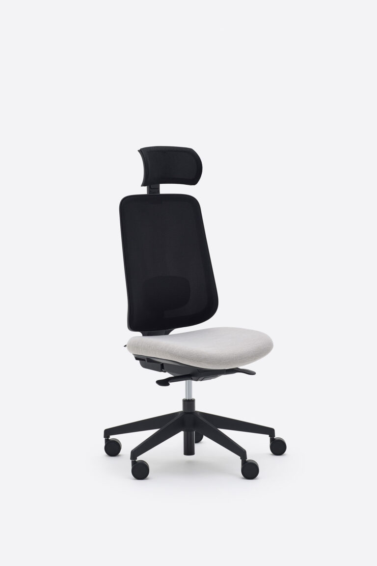 Task One – Black Frame – No Arms – Fog – Headrest